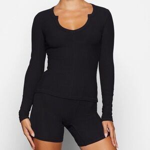 SKIMS Notch Neck Soft Lounge Long Sleeve Tee in Onyx